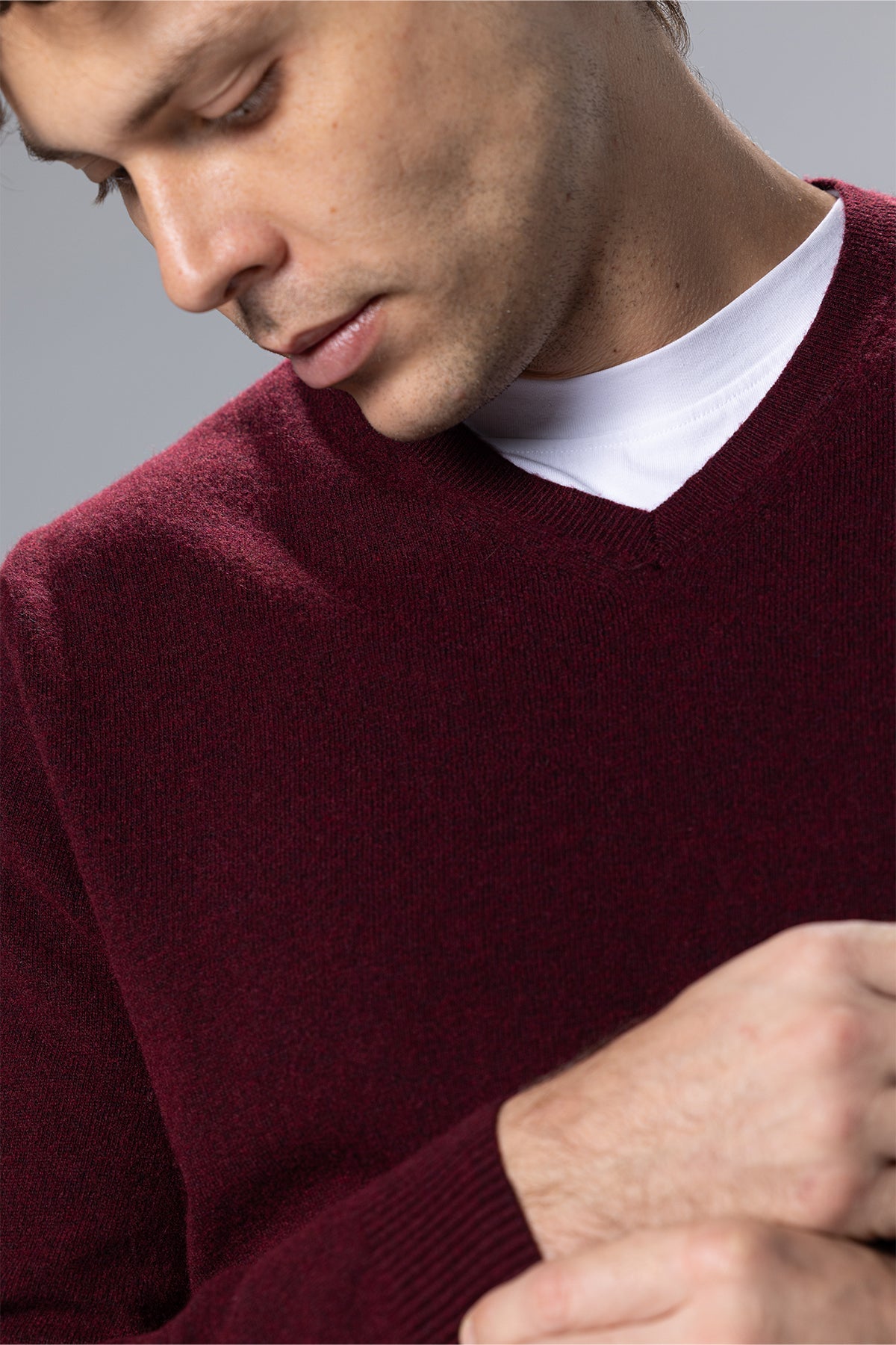 Lambswool-Blend V-Neck Pullover – Burgundy – Burgundy – image 4