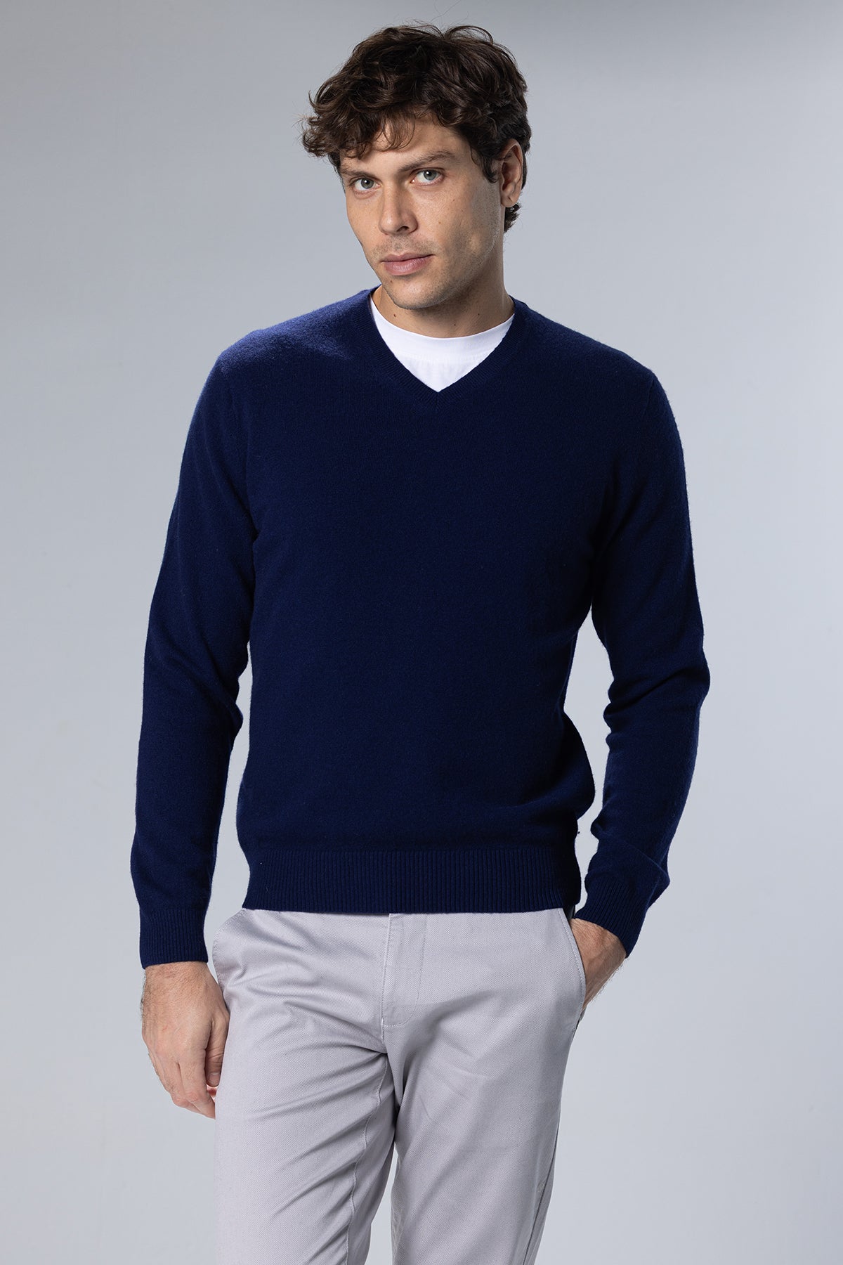 Lambswool-Blend V-Neck Pullover – Navy – Navy – image 3